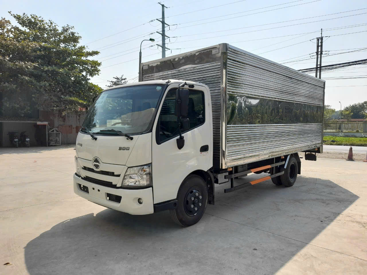 Xe tải Hino XZU720 EURO5 3.49T thùng kín